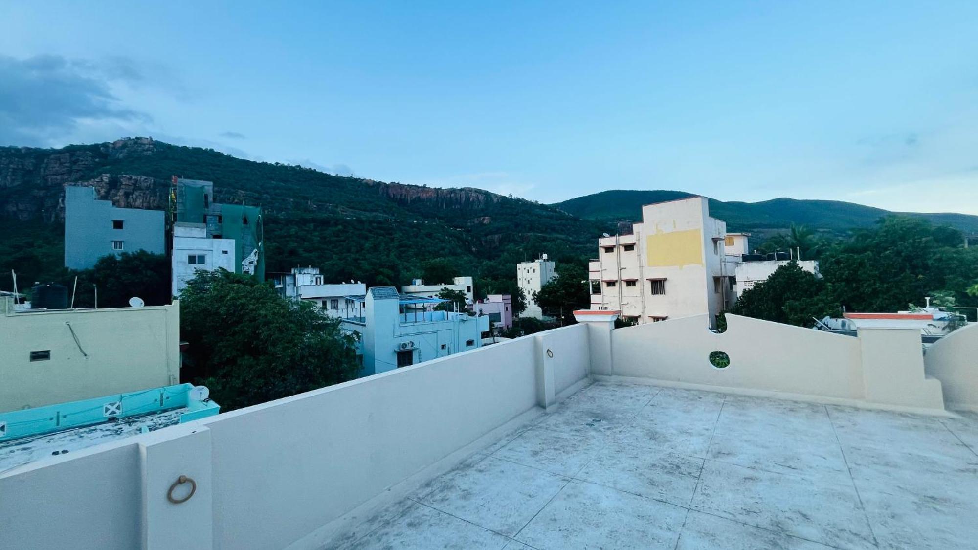 טירופאטי Nanda Mohan Homestay- Luxuries Ac Apartment Close To Alipiri Foothills-Kapila Teertham And Iskcon Temple מראה חיצוני תמונה